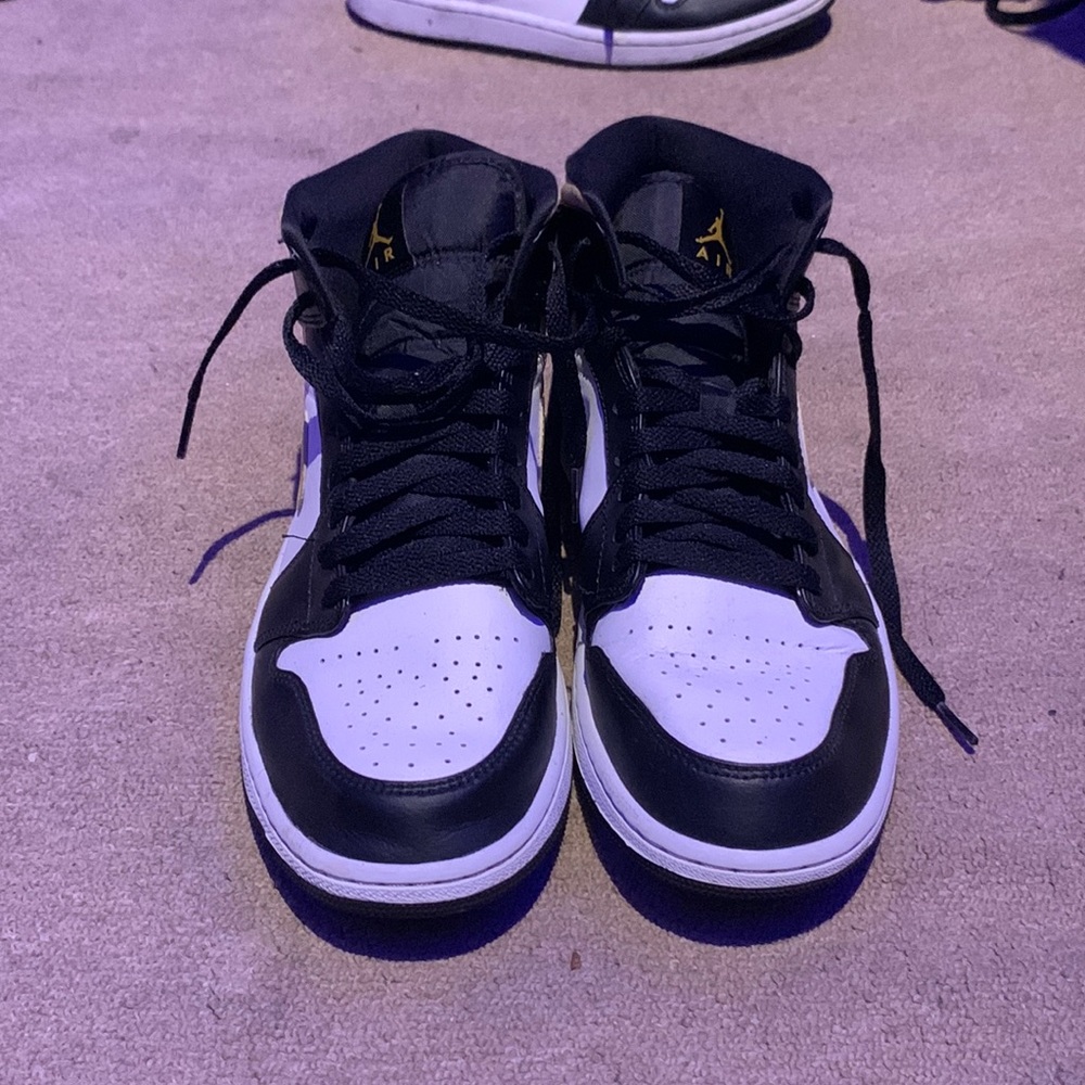 2021 Air Jordan 1 Mid 'Black University Gold'